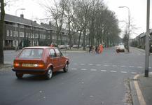 117483 Afbeelding van verkeersbrigadiers bij de oversteekplaats voor voetgangers in de Lessinglaan te Utrecht, ter ...